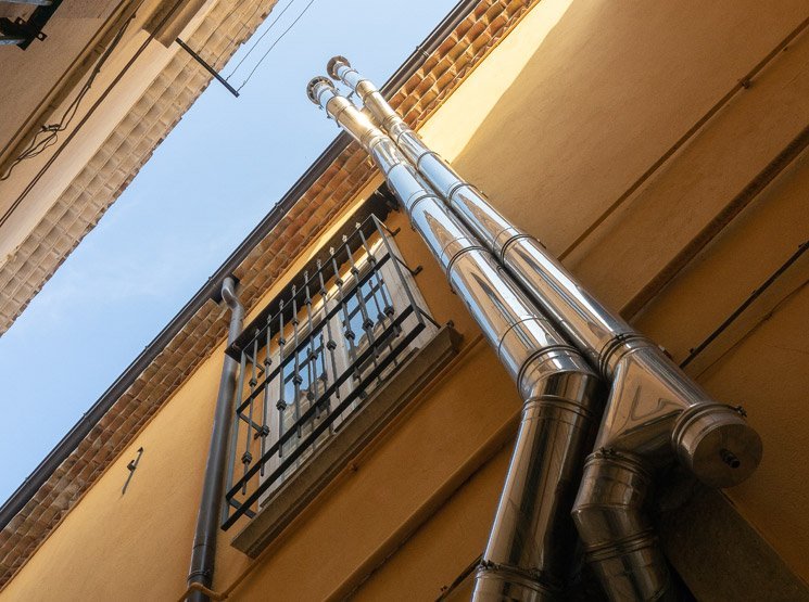 Cambio de bajantes de uralita en edificios en Laredo Retirada segura de amianto en edificios habitados en Laredo