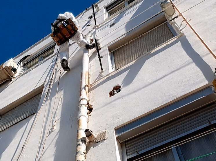 Cambio de canalones de uralita y fibrocemento en Salt Empresa especializada en retirada de bajantes de fibrocemento en Salt