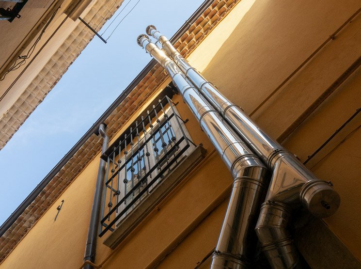 Cambio de bajantes de uralita en edificios en Mora Plan de trabajo obligatorio para retirar amianto en Mora